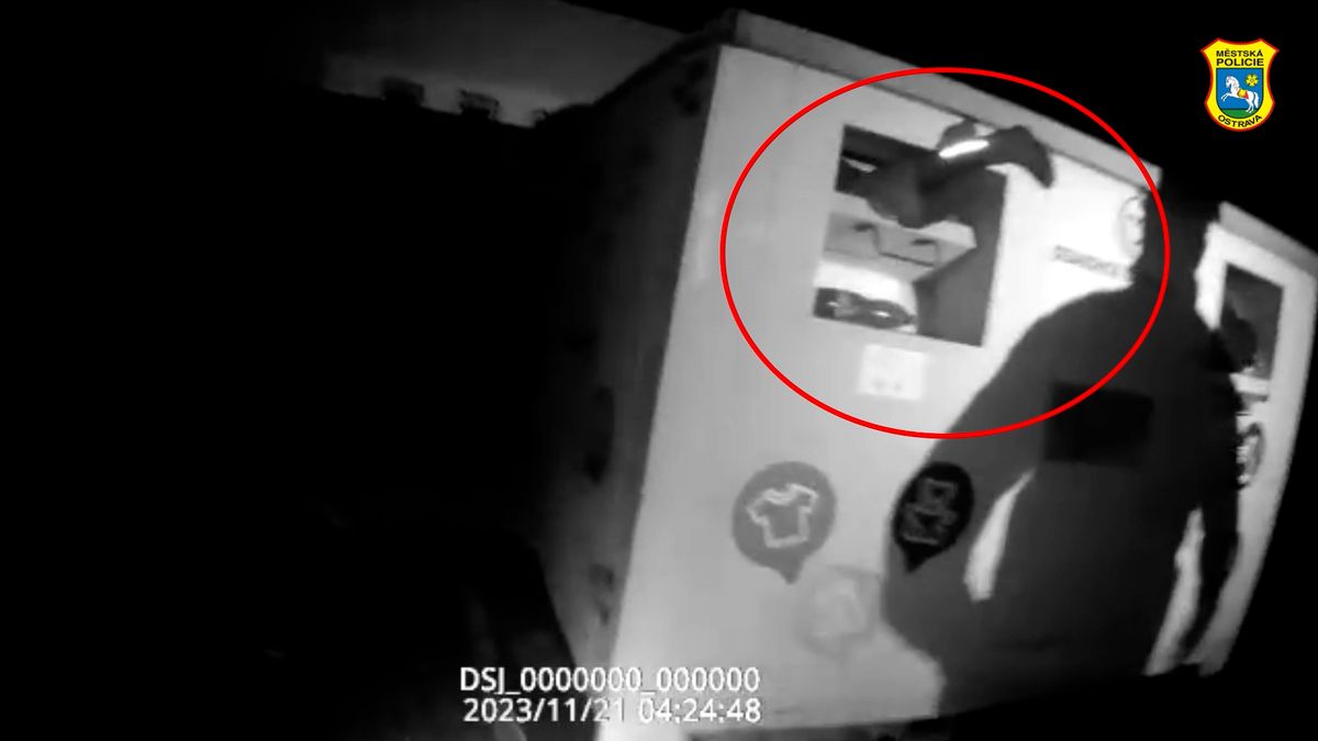 „Jste se tam zasekl?“ Zloděje uvěznil kontejner na textil, strážníci zveřejnili video